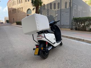 Moto eléctrica Horwin EK1 blanca