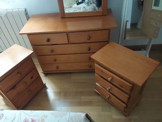 Comoda de  pino macizo. Espejo + 2 mesillas
