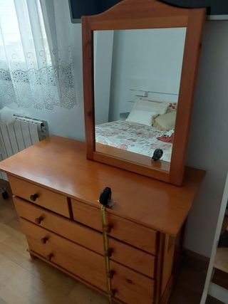 Comoda de  pino macizo. Espejo + 2 mesillas