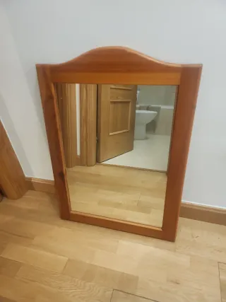 Comoda de  pino macizo. Espejo + 2 mesillas