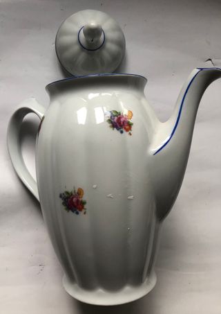 vintage cafetera de porcelana con tapa marca Santa