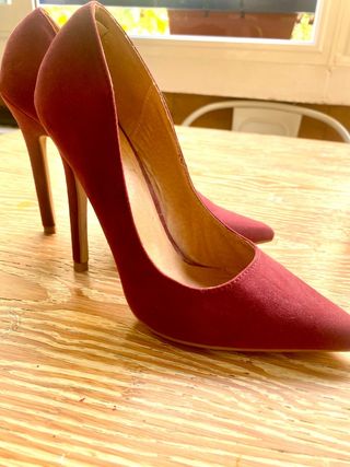 Tacones rojos de ante