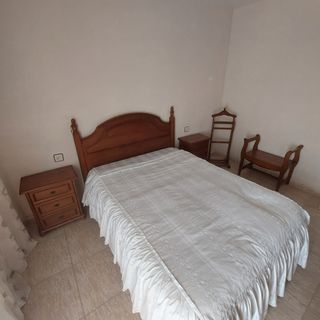Dormitorio matrimonio: cama y mesitas