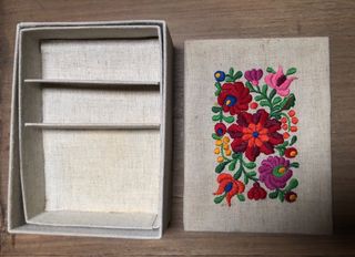 Scatola ricamata vintage handmade