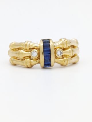 Anillo de oro 18K con zafiros y brillantes.