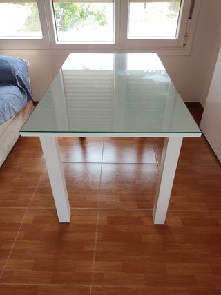Mesa de comedor blanca