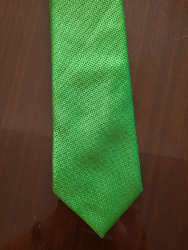 3 cravatte, prezzo unitario: verde, rosso e grigio