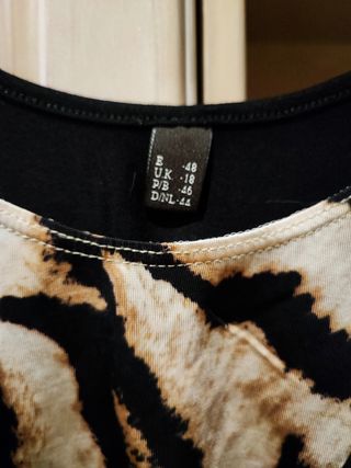 Camiseta negra c/ cremallera. Talla 48