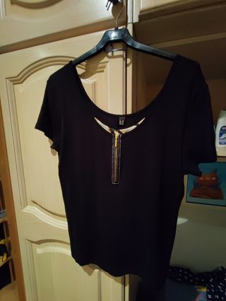 Camiseta negra c/ cremallera. Talla 48