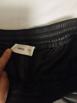 Pantalones polipiel Mango negros