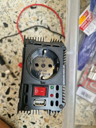 Inversor de corriente 12V a 220V con ventilador.