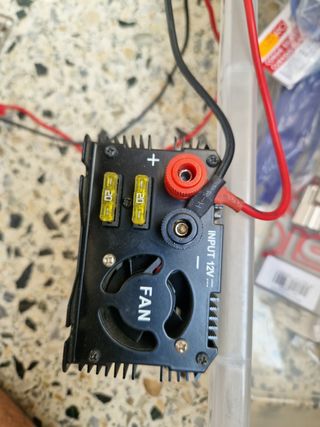 Inversor de corriente 12V a 220V con ventilador.