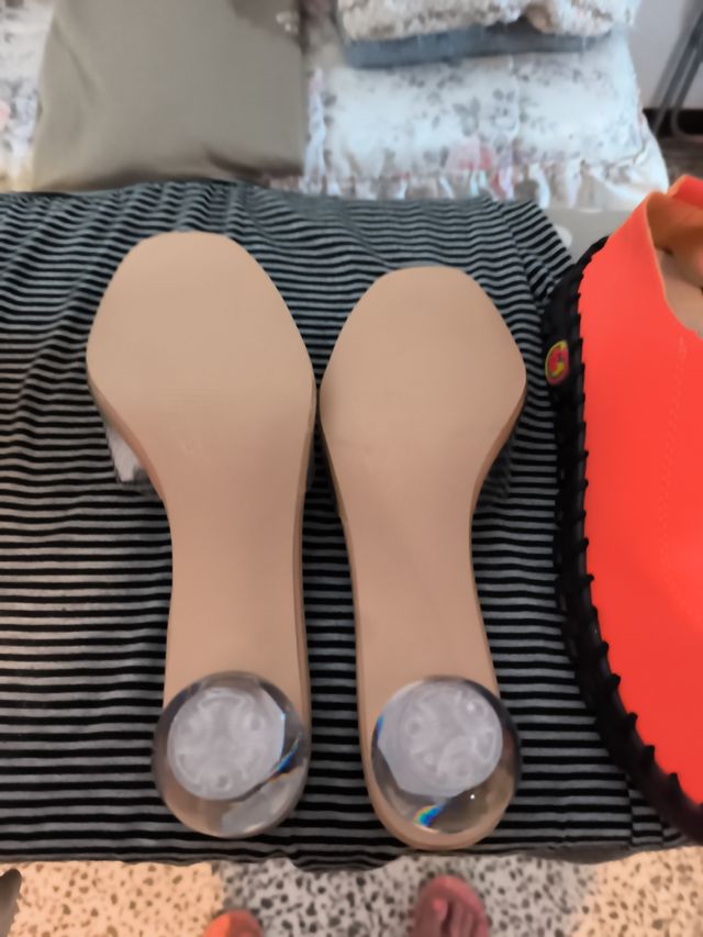 Sandalias Snoezze transparentes beige