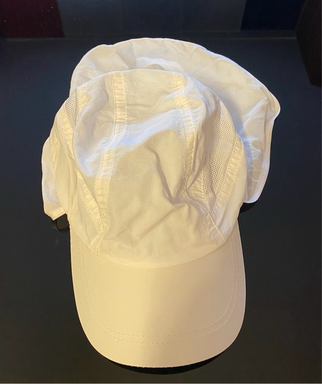 Gorra blanca con protector de nuca y cuello 