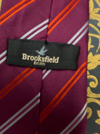 Corbata Brooksfield rayas rojas y moradas