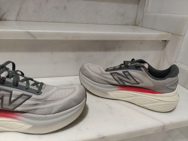 Zapatillas New Balance More V6 Gris/Rojo