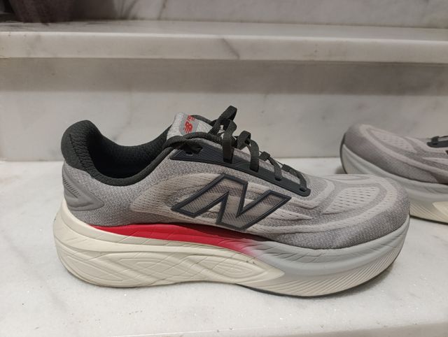 Zapatillas New Balance More V6 Gris/Rojo