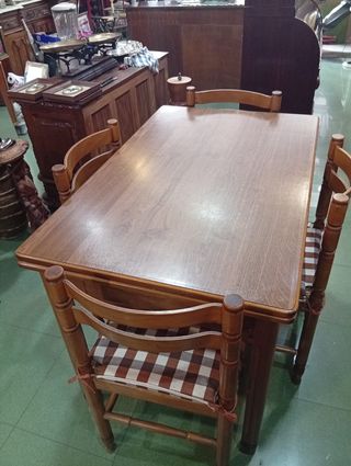 Mesa cocina + 4 sillas madera
Abierta 