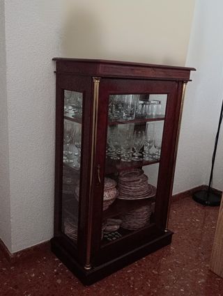 Vitrina madera clásica con detalles dorados