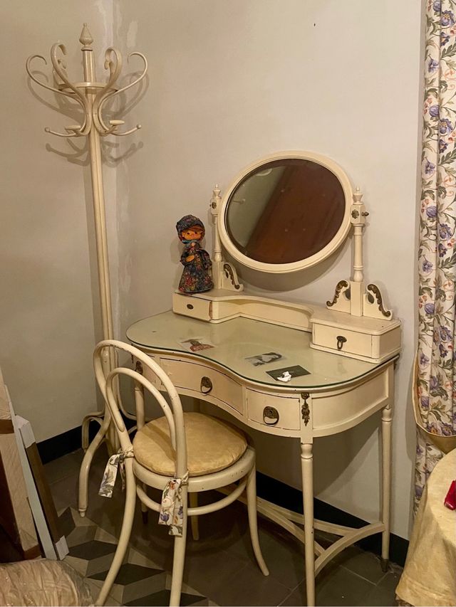 Tocador vintage blanco con espejo, silla y perch