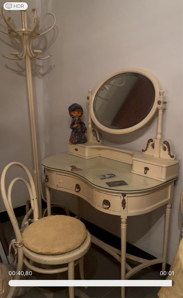 Tocador vintage blanco con espejo, silla y perch