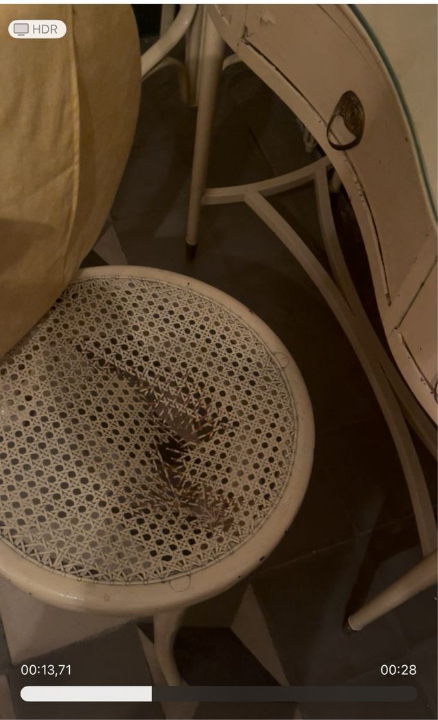 Tocador vintage blanco con espejo, silla y perch