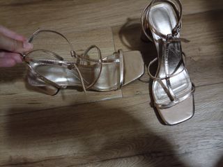 Sandalias doradas Bershka