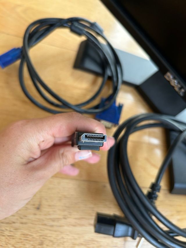 Monitor Dell 17" con cables y adaptador VGA