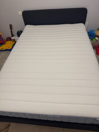 Cama SLATTUM IKEA 140x200 y colchón incluido nueva