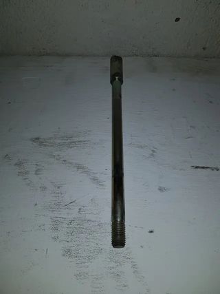 Eje rueda delantera Derbi Atlantis 