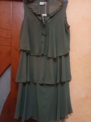 Vestito verde oliva con balze