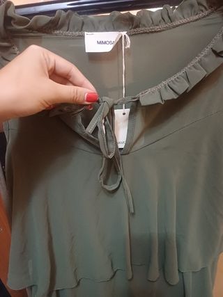 Vestito verde oliva con balze