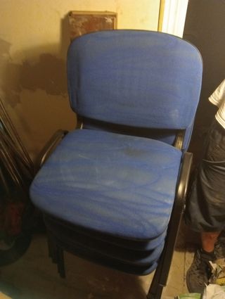 4 Sillas azules de oficina de estructura de hierro