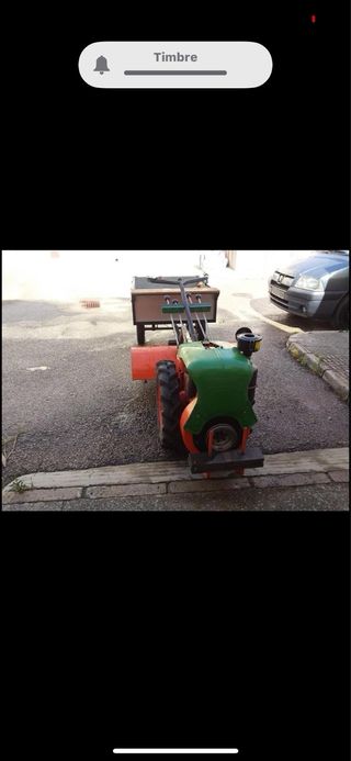 Motocultor antiguo con remolque
