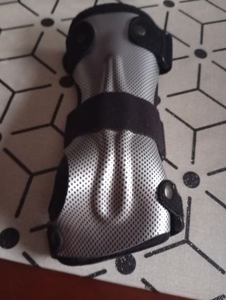 Muñequera ortopédica brazo derecho, tendinitis.