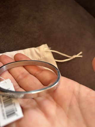 Pulsera GUESS plateada con la bolsa protectora