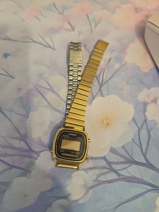 Reloj Casio dorado pequeño