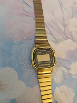 Reloj Casio dorado pequeño