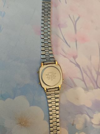 Reloj Casio dorado pequeño