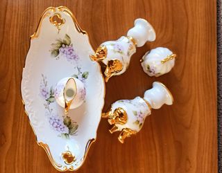 Set porcellana: 2 candele, vassoio