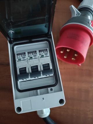 Adaptador exterior 380V-220V: 3 salidas Schuko
