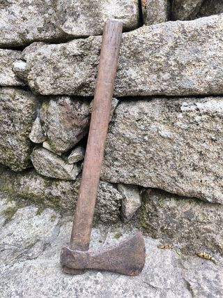 Hacha antigua de mano