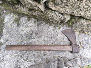 Hacha antigua de mano