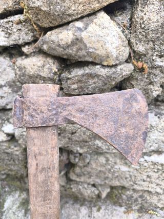 Hacha antigua de mano