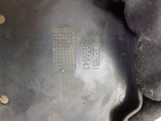 Soporte batería y tapa Derbi Gpr 