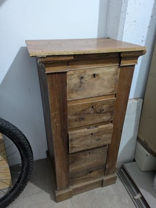 Mueble antiguo de madera para restaurar