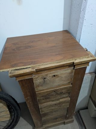 Mueble antiguo de madera para restaurar