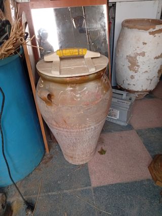 Orza antigua con tapa