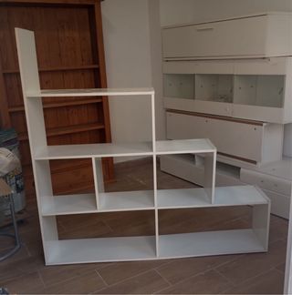 Estantería blanca escalera