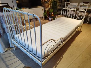 Cama de hierro Ikea blanca sin cochon